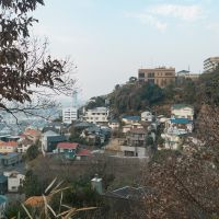 神戸市東灘区岡本の賃貸物件/隣の山から撮影。かなり坂の上にあることがお分かりいただけるでしょう