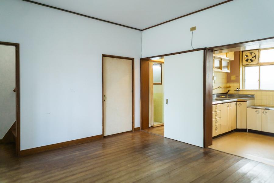 神戸市東灘区岡本の賃貸物件/建築時のオリジナルと思われる渋いフローリング