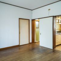 神戸市東灘区岡本の賃貸物件/建築時のオリジナルと思われる渋いフローリング