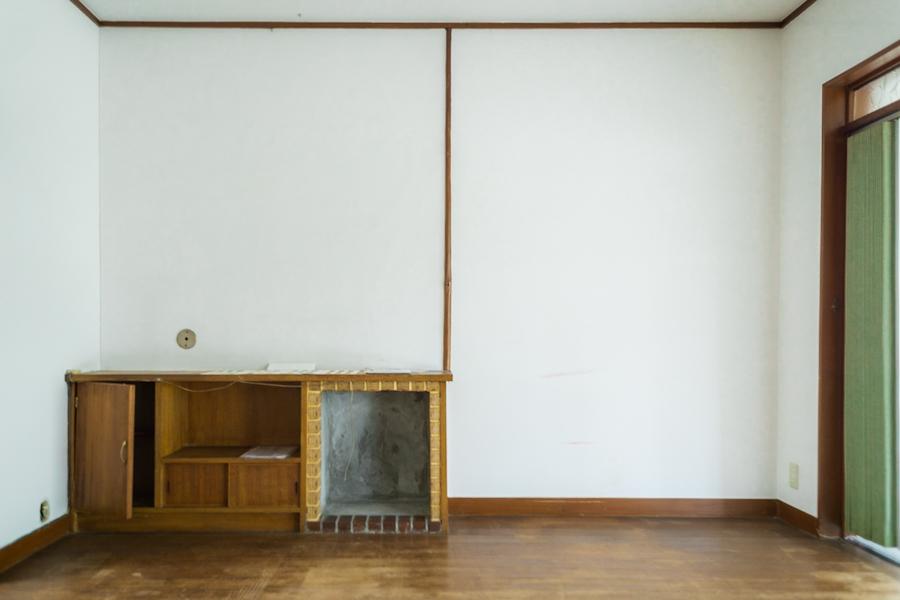 神戸市東灘区岡本の賃貸物件/ダイニングにはマントルピース(模擬暖炉)