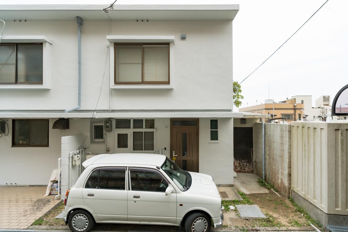 神戸市東灘区岡本の賃貸物件/小さめの車やバイクなどは玄関前に駐車可能です