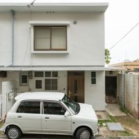神戸市東灘区岡本の賃貸物件/小さめの車やバイクなどは玄関前に駐車可能です