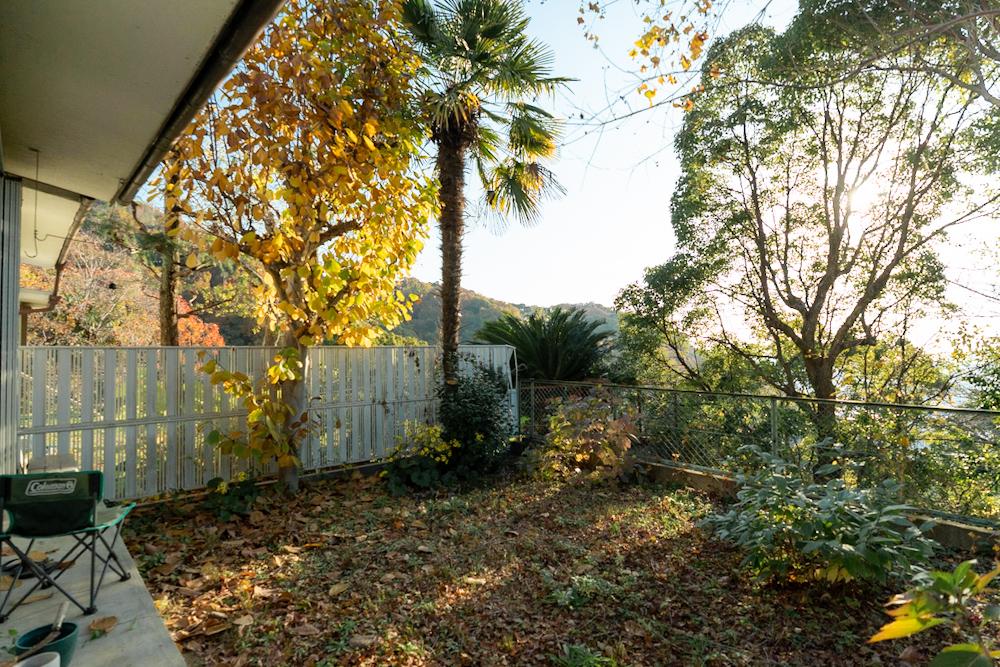 神戸市東灘区岡本の賃貸物件/秋の様子。お隣の庭越しに見える山並みも四季折々楽しめます。