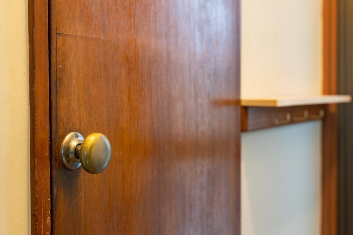 神戸市東灘区岡本の賃貸物件/扉のノブも渋い