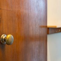 神戸市東灘区岡本の賃貸物件/扉のノブも渋い