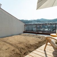 神戸市北区鈴蘭台東町の売買物件/ガーデンを眺めながらウッドデッキでご飯も良いな