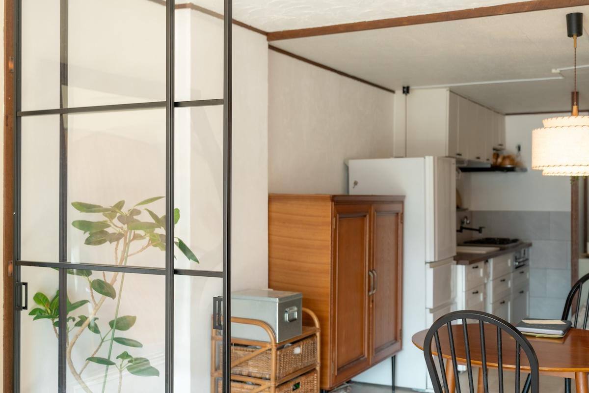 神戸市北区鈴蘭台東町の売買物件/ガラスの引き戸でダイニングとリビングを仕切る