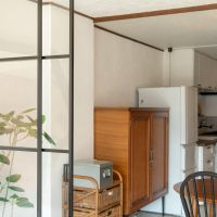 神戸市北区鈴蘭台東町の売買物件/ガラスの引き戸でダイニングとリビングを仕切る