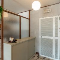 神戸市北区鈴蘭台東町の売買物件/キッチンと玄関を隔てるガラスの間仕切りも素敵