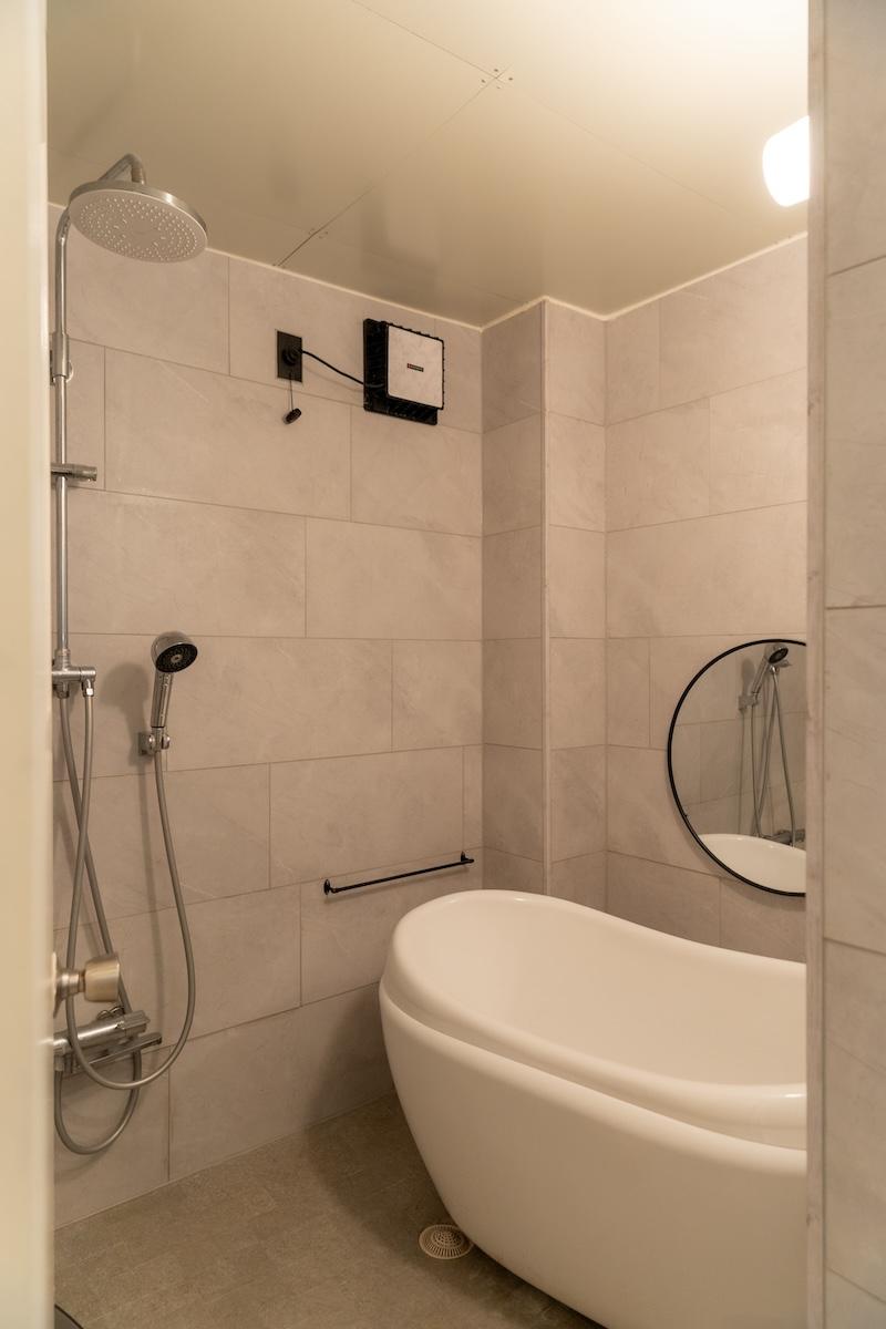 神戸市北区鈴蘭台東町の売買物件/置き型のバスタブとシャワーがホテルのよう