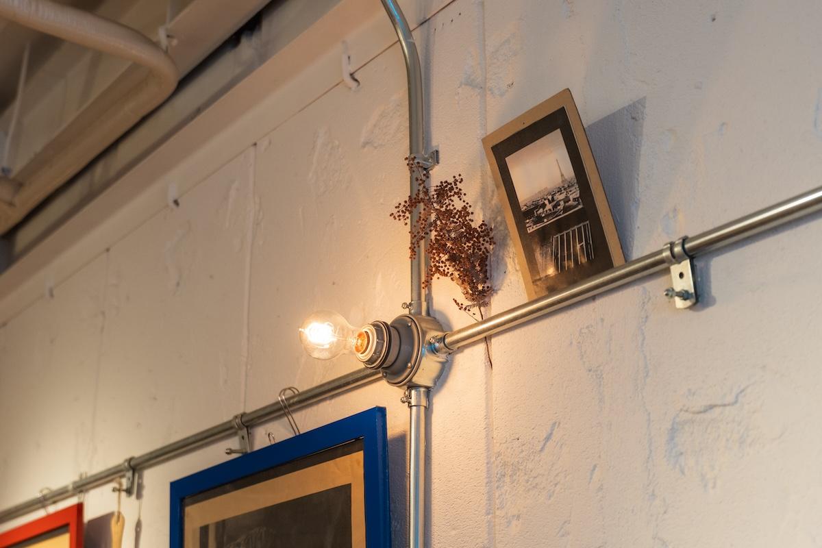 神戸市東灘区住吉本町の賃貸物件/配管は意匠的に見せながら、引っかけたりできる実用性もあり