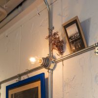 神戸市東灘区住吉本町の賃貸物件/配管は意匠的に見せながら、引っかけたりできる実用性もあり