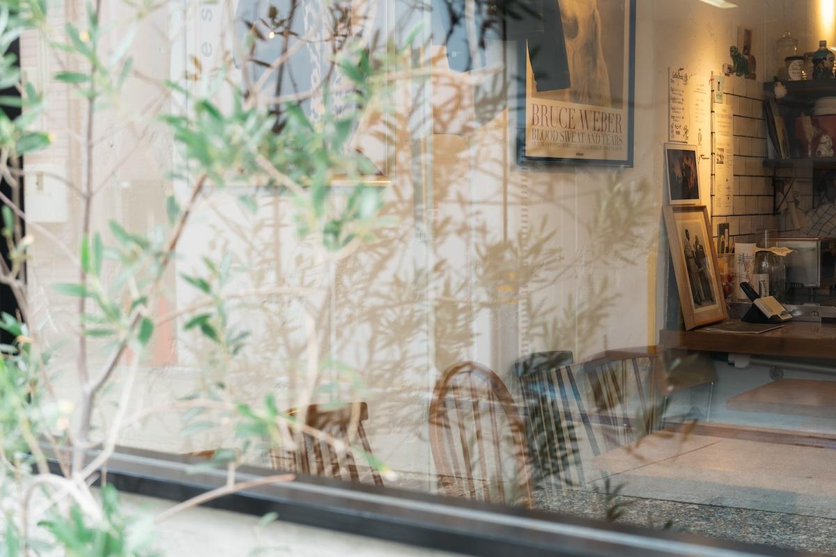 神戸市東灘区住吉本町の賃貸物件/道から窓越しにカフェをのぞく