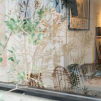 神戸市東灘区住吉本町の賃貸物件/道から窓越しにカフェをのぞく