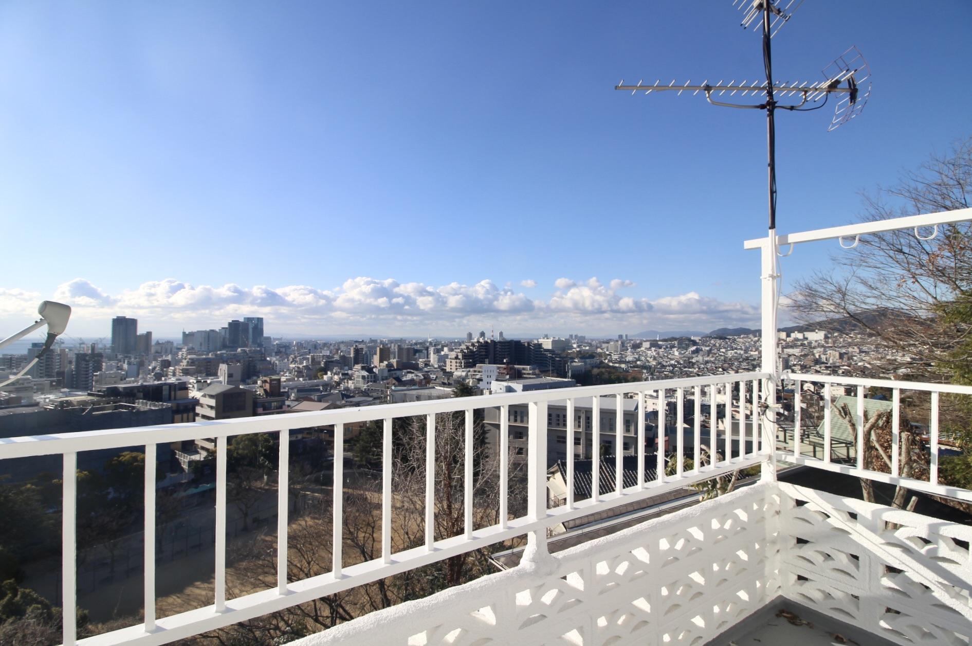 神戸市中央区諏訪山町の賃貸物件/街の向こうに海