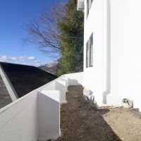 神戸市中央区諏訪山町の賃貸物件/ちょっとした植物や花を育てられそうな前庭も