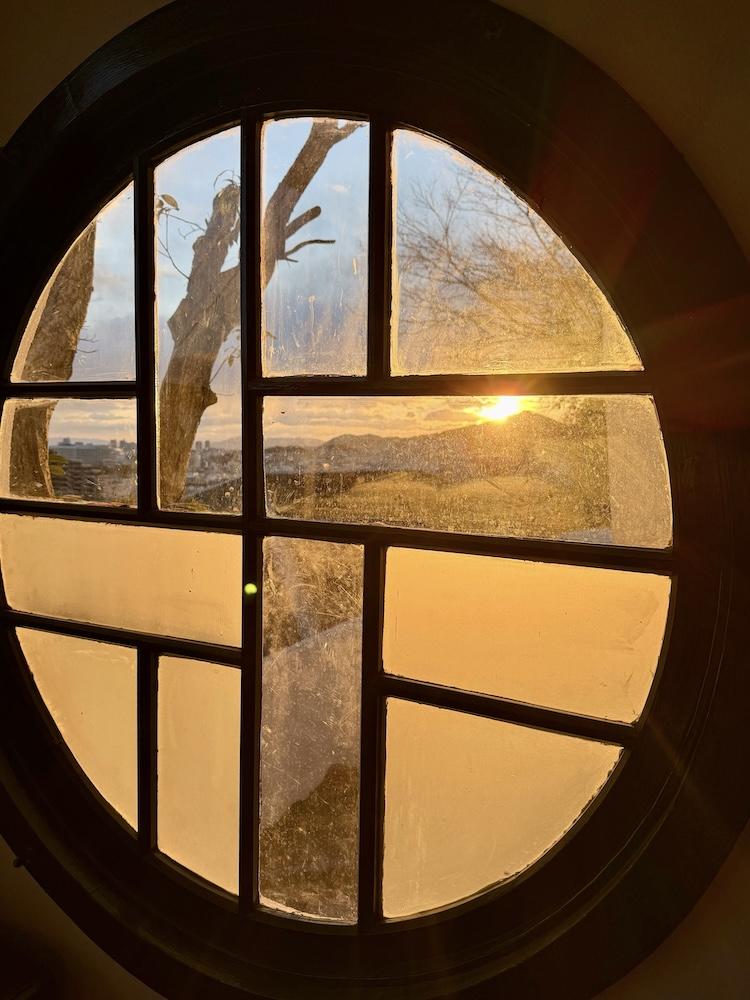 神戸市中央区諏訪山町の賃貸物件/丸窓から夕陽