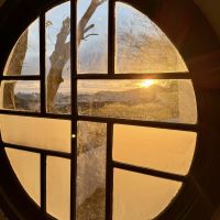 神戸市中央区諏訪山町の賃貸物件/丸窓から夕陽