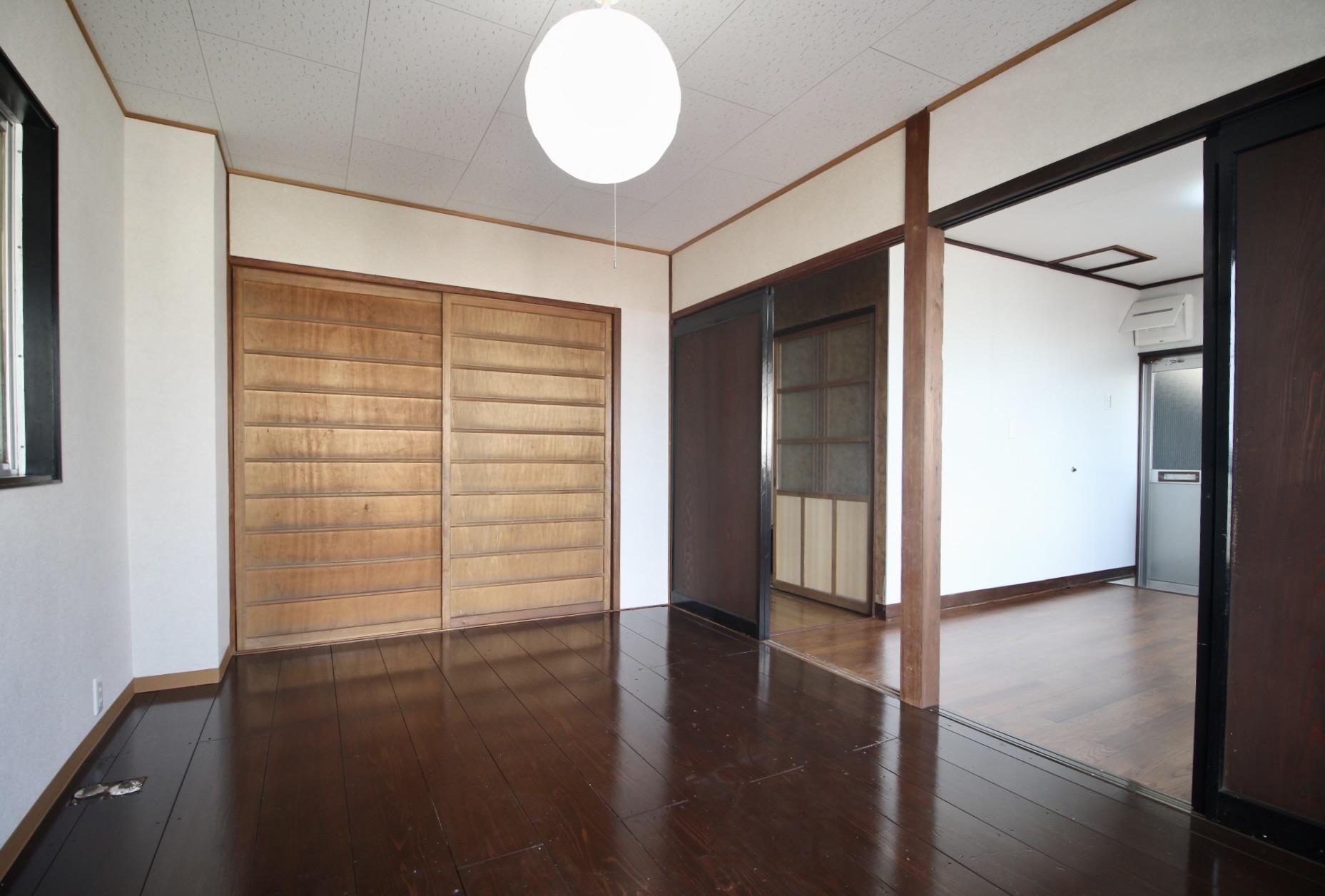 神戸市東灘区住吉山手の賃貸物件/部屋ごとに違う表情を見せる、各地の古民家から集められた建具たち