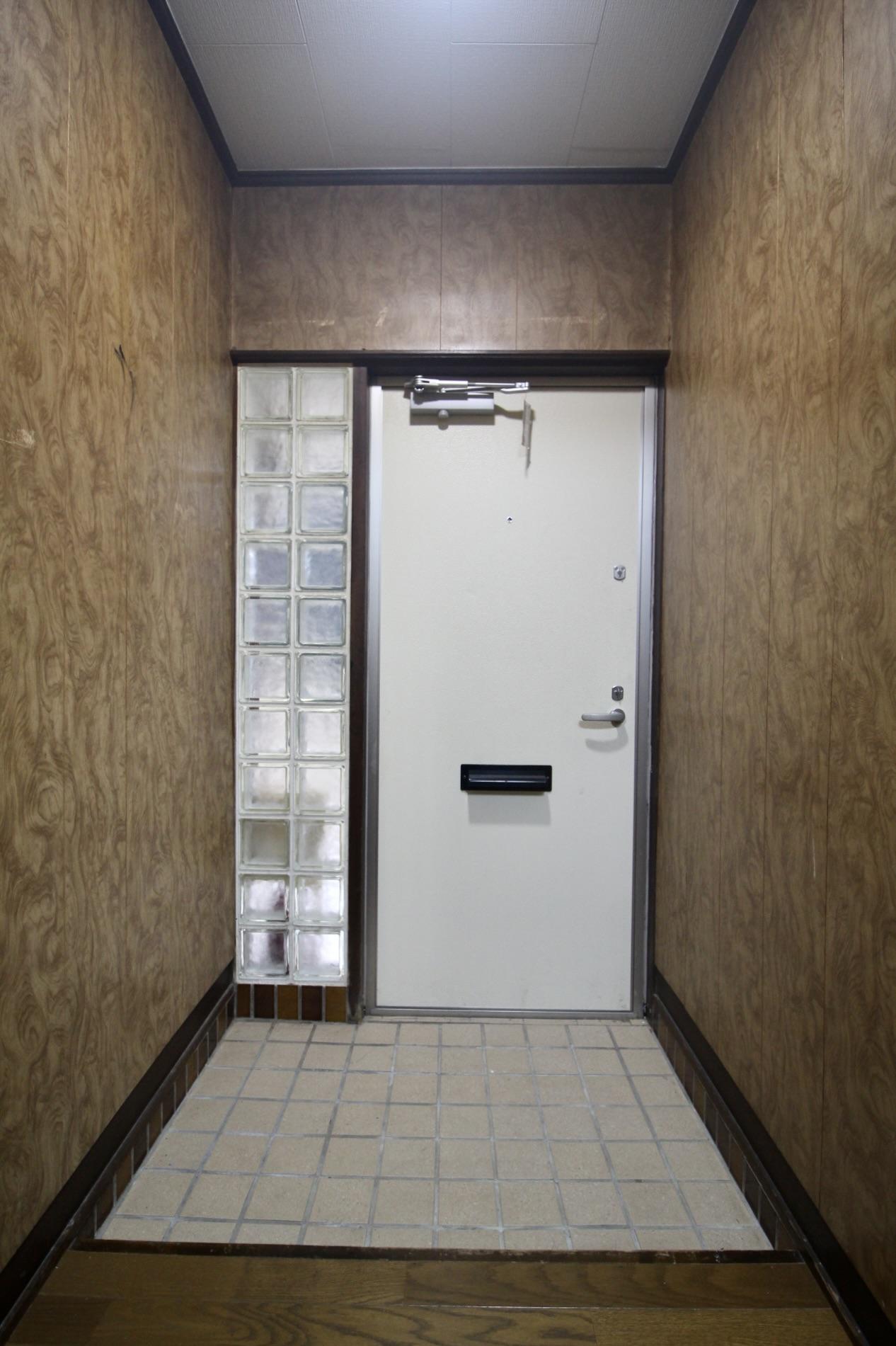 神戸市東灘区住吉山手の賃貸物件/ガラスブロックが特徴の玄関