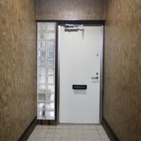 神戸市東灘区住吉山手の賃貸物件/ガラスブロックが特徴の玄関