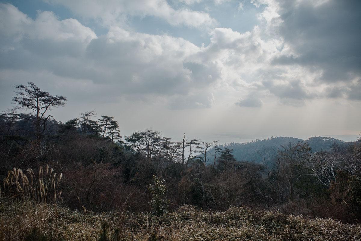 神戸市灘区六甲山町西谷山の売買物件/ベランダから、雲の谷間の陽がドラマチック