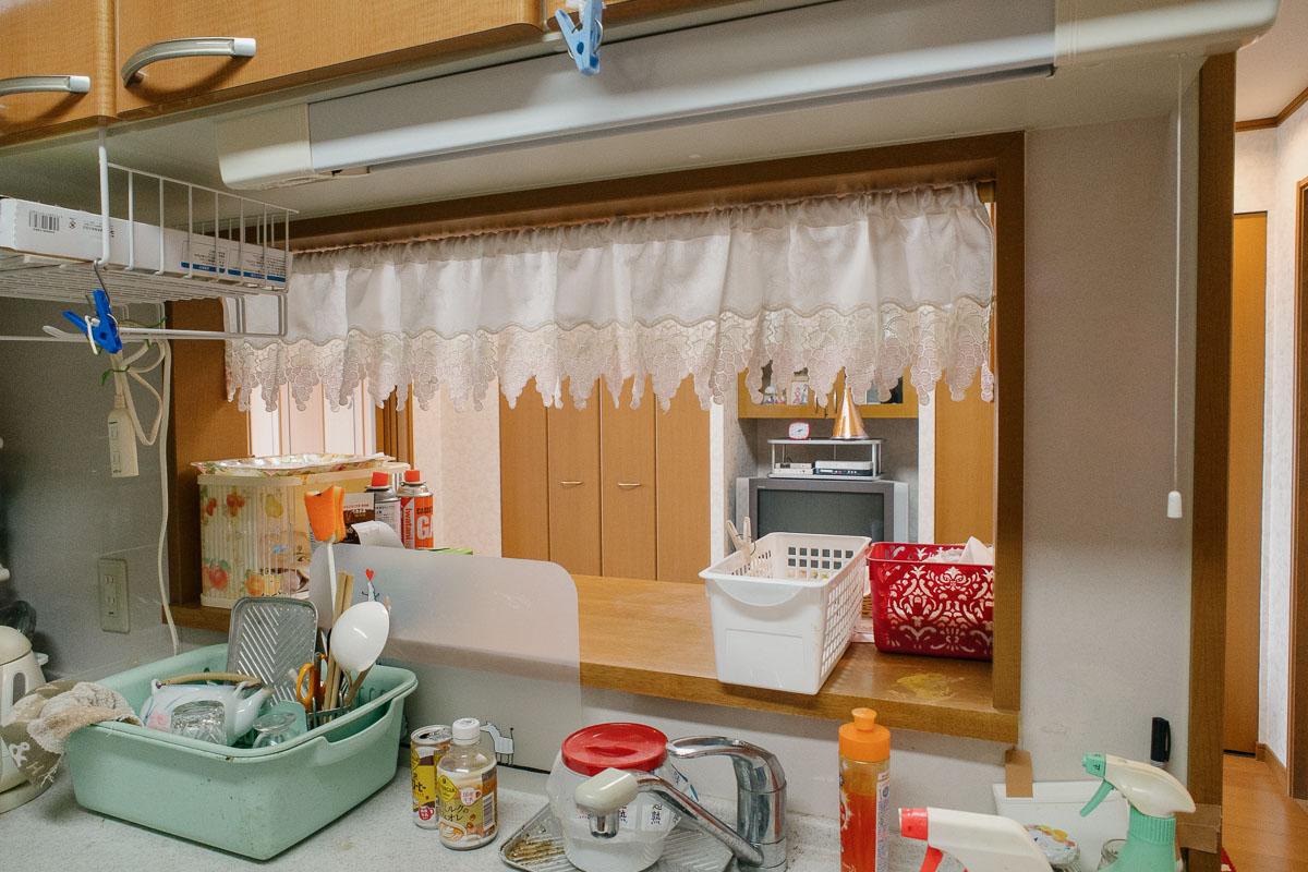 神戸市灘区六甲山町西谷山の売買物件/ダイニングと対面のキッチン