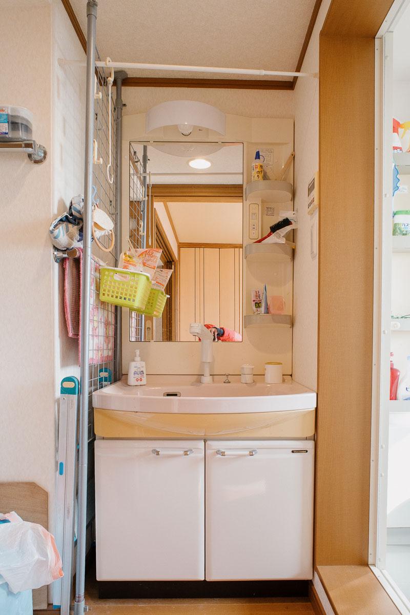 神戸市灘区六甲山町西谷山の売買物件/洗面。横に洗濯機のスペースも。室内に洗濯機がおけるのは六甲山では貴重です！