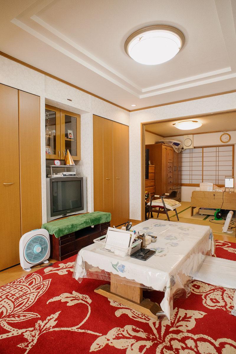 神戸市灘区六甲山町西谷山の売買物件/クローゼットの間にTV台のスペース。面がそろっているのですっきり