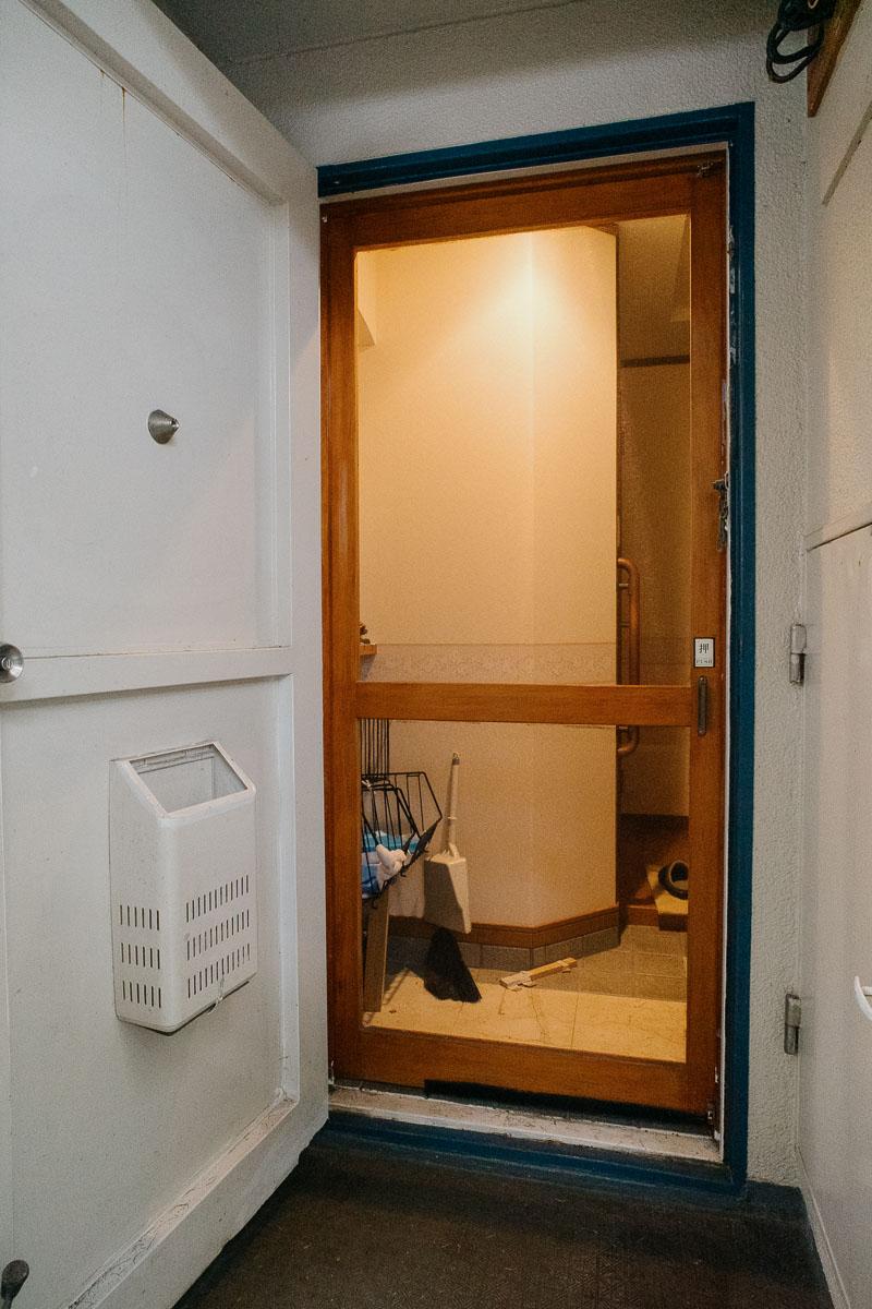 神戸市灘区六甲山町西谷山の売買物件/玄関の網戸、木枠でかわいい