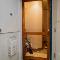 神戸市灘区六甲山町西谷山の売買物件/玄関の網戸、木枠でかわいい