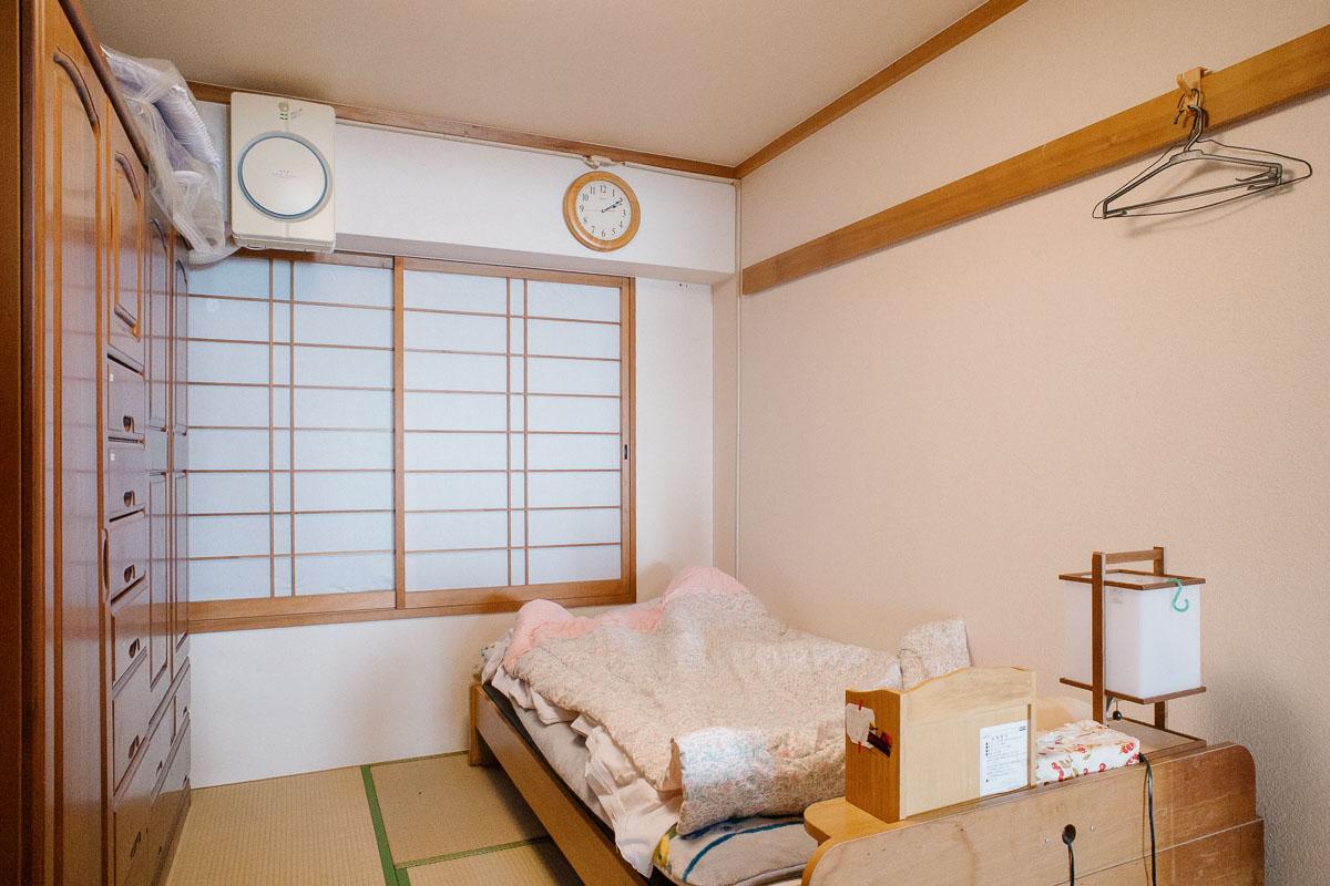 神戸市灘区六甲山町西谷山の売買物件/北向きの和室、箪笥の横には除湿機