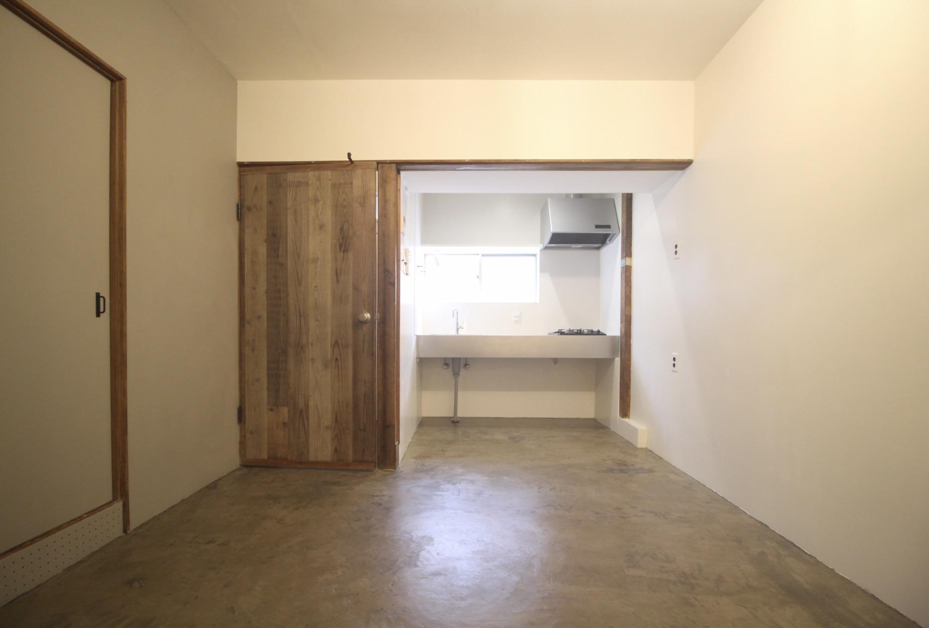 尼崎市杭瀬南新町の賃貸物件/長屋の路地が望めるキッチンって下町の醍醐味かも！？