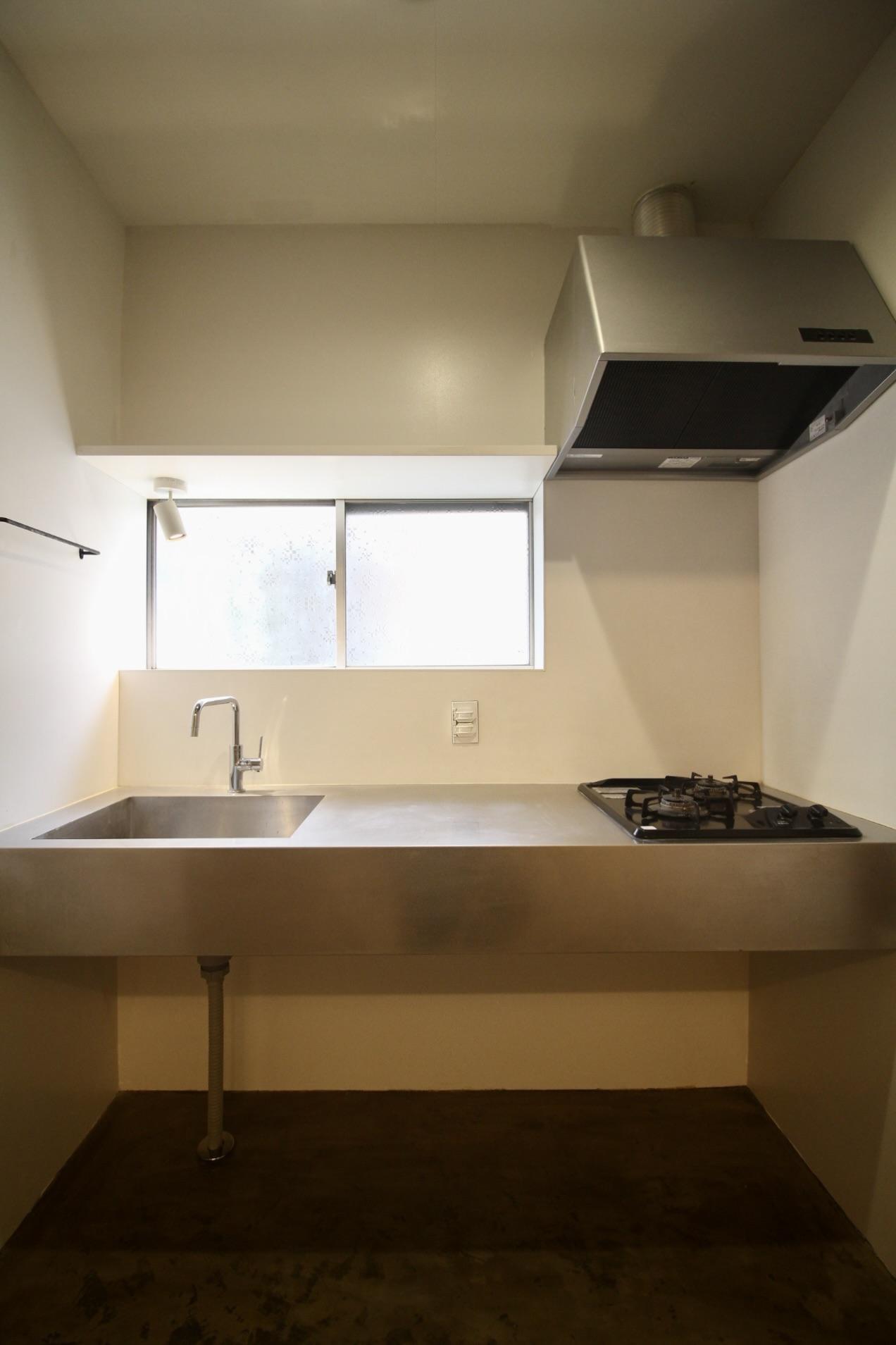 尼崎市杭瀬南新町の賃貸物件/ミニマルなステンレスの質感に魅かれました。