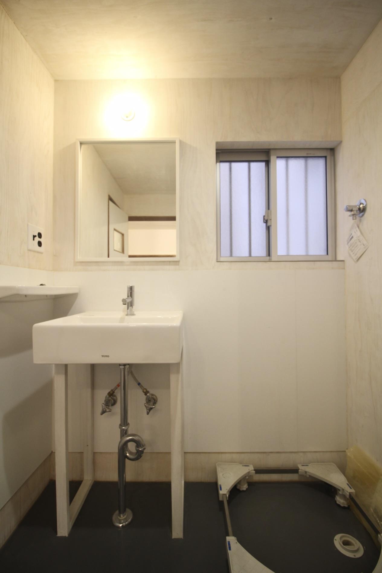 尼崎市杭瀬南新町の賃貸物件/照明、ミラー、洗面陶器の統一感。