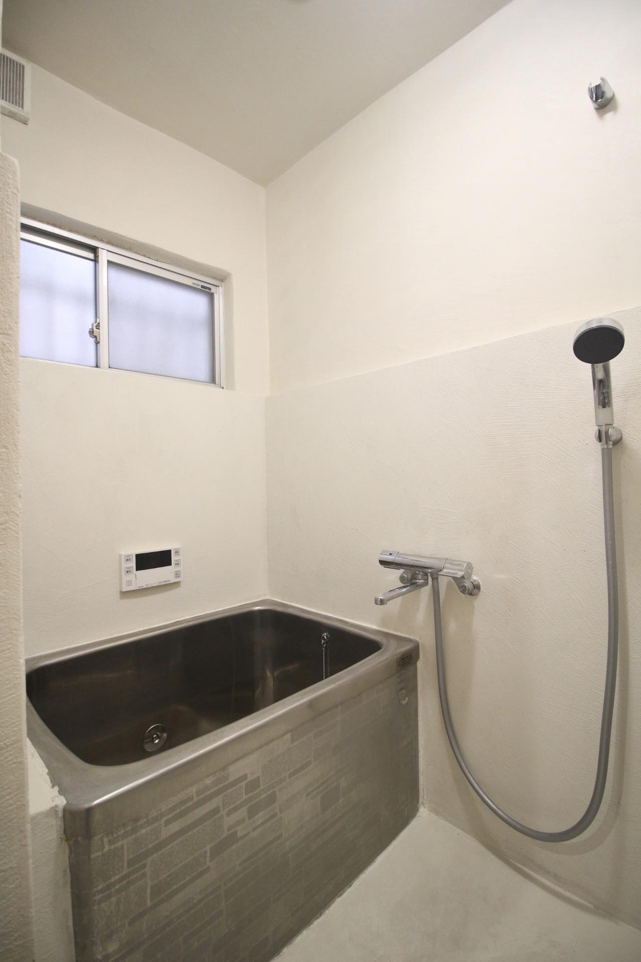 尼崎市杭瀬南新町の賃貸物件/こちらも既存浴室のいいところを残しながら左官仕上げで上手くリフォーム済。