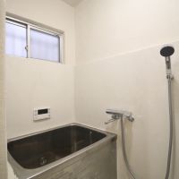 尼崎市杭瀬南新町の賃貸物件/こちらも既存浴室のいいところを残しながら左官仕上げで上手くリフォーム済。