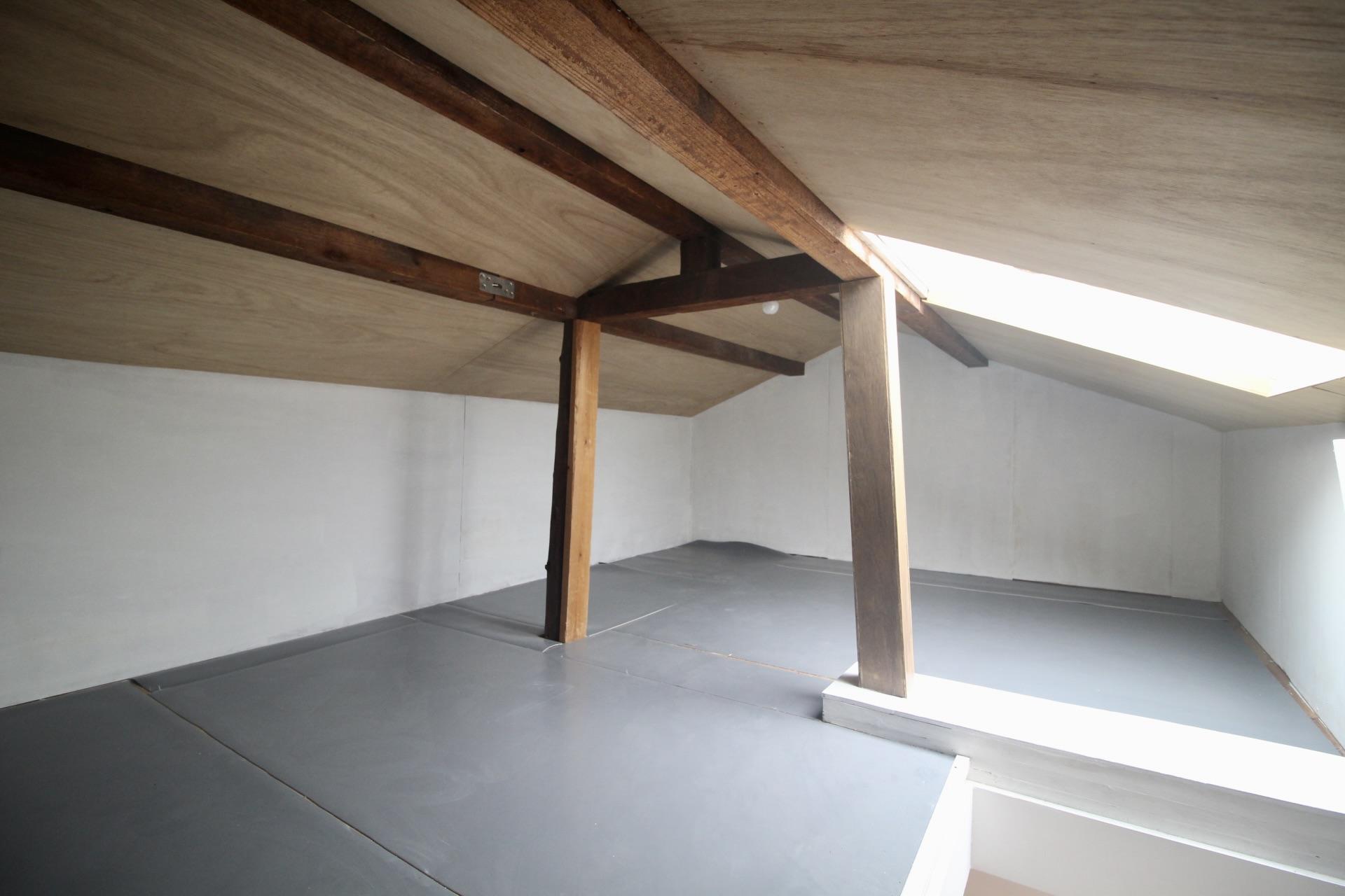 尼崎市杭瀬南新町の賃貸物件/屋根裏収納から光が溢れる。