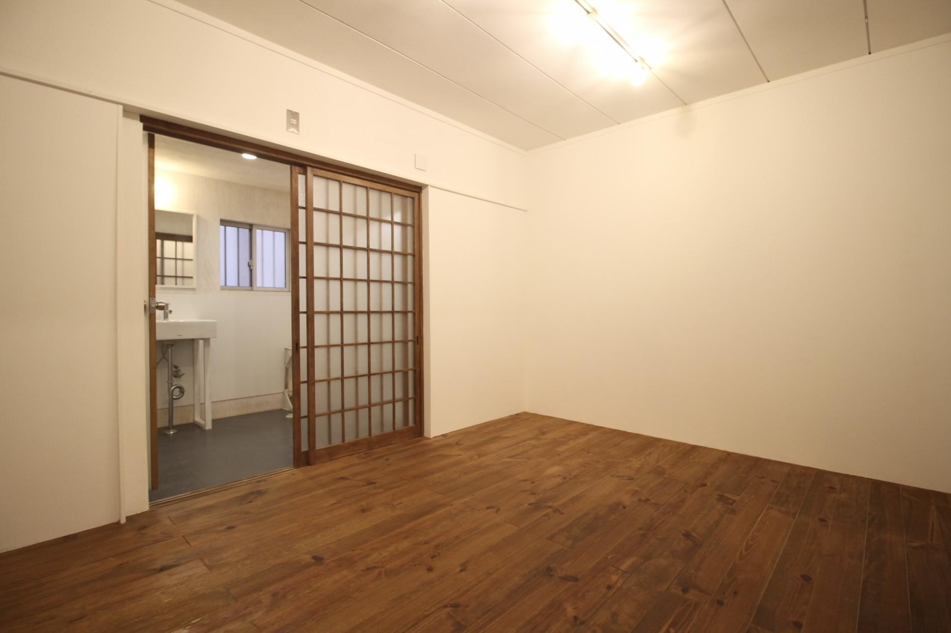 尼崎市杭瀬南新町の賃貸物件/ミディアム調の無垢材フローリングが障子に馴染む