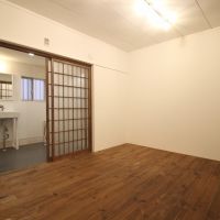 尼崎市杭瀬南新町の賃貸物件/ミディアム調の無垢材フローリングが障子に馴染む