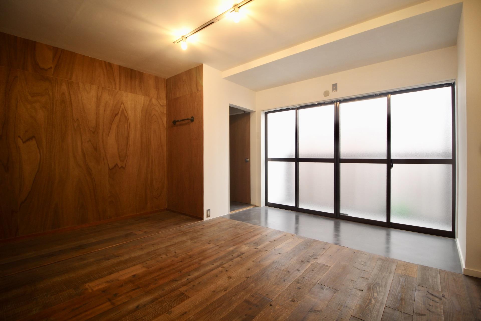 尼崎市杭瀬南新町の賃貸物件/白壁に温もりあるランダムな木目