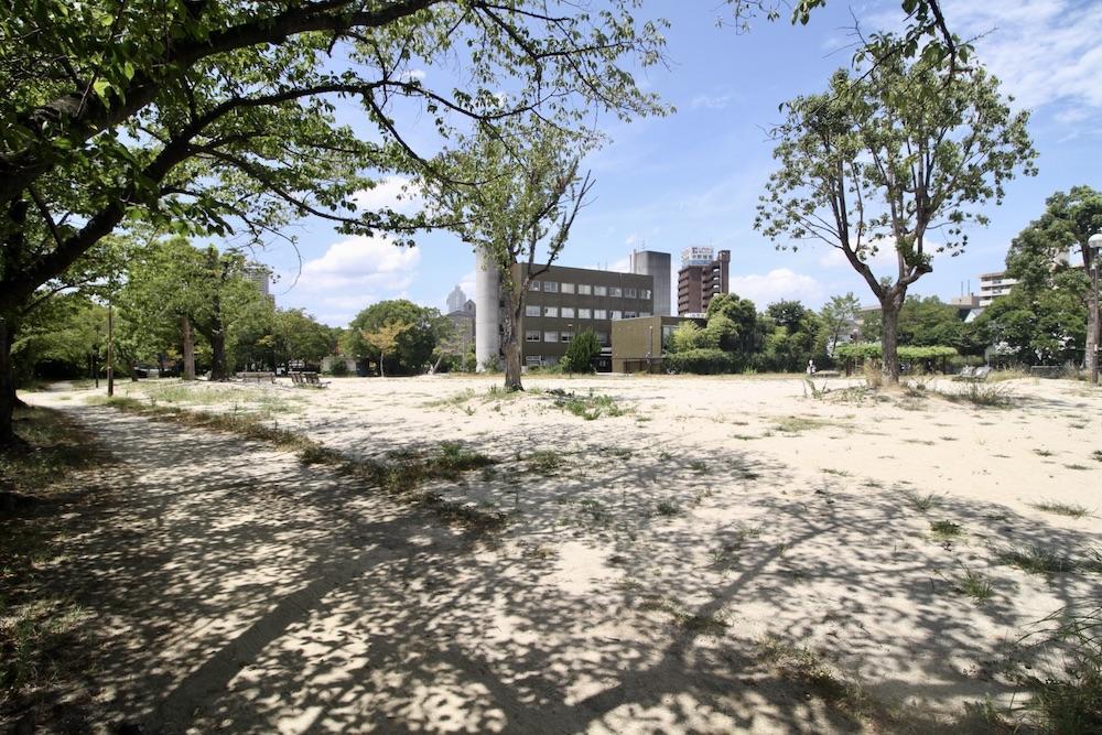 尼崎市杭瀬南新町の賃貸物件/近所の公園。みんな気持ち良さそうに過ごしている。