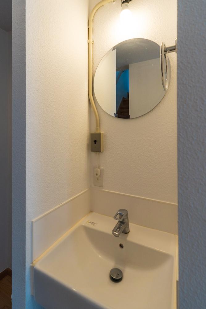 宝塚市高司の賃貸物件/2階部分の廊下にミニマルな洗面スペース