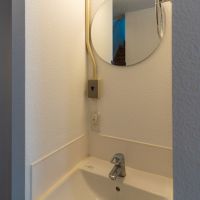 宝塚市高司の賃貸物件/2階部分の廊下にミニマルな洗面スペース