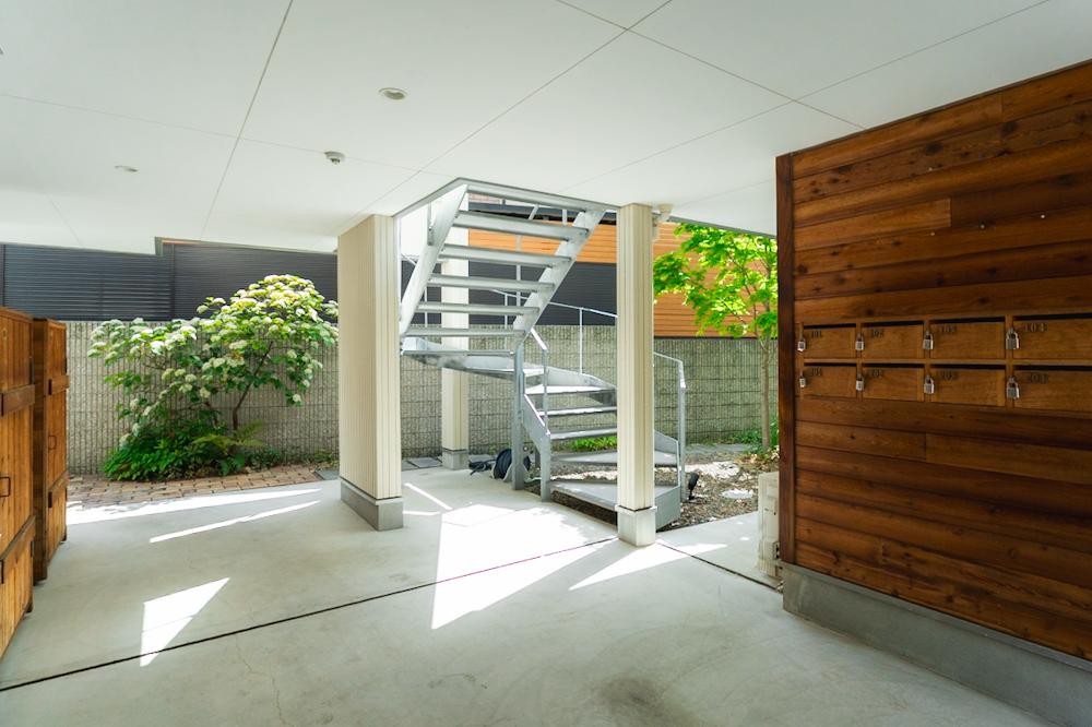 宝塚市高司の賃貸物件/1階共用部も植栽が彩り、管理が行き届いています