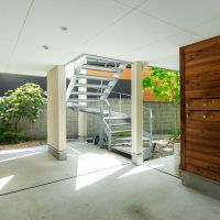 宝塚市高司の賃貸物件/1階共用部も植栽が彩り、管理が行き届いています