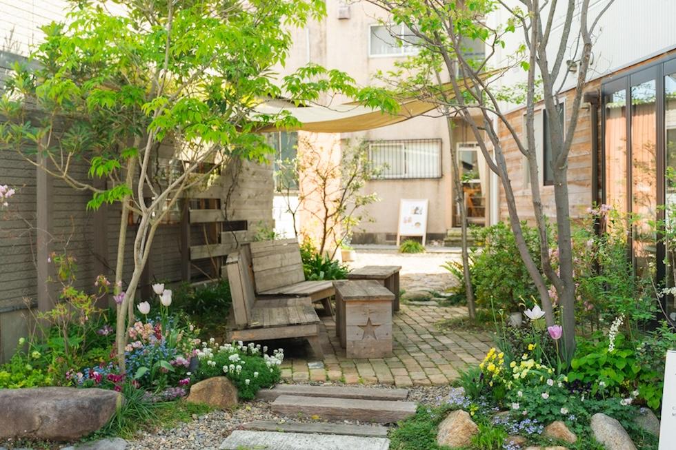 宝塚市高司の賃貸物件/カフェには花いっぱいの素敵なテラス席もあります