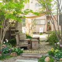 宝塚市高司の賃貸物件/カフェには花いっぱいの素敵なテラス席もあります