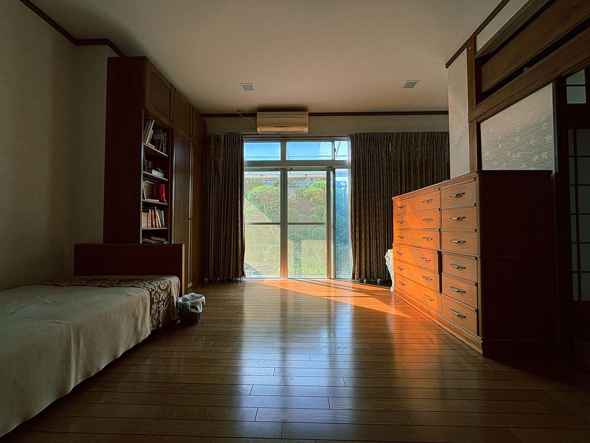 明石市松が丘の売買物件/日が差し込む1F洋室