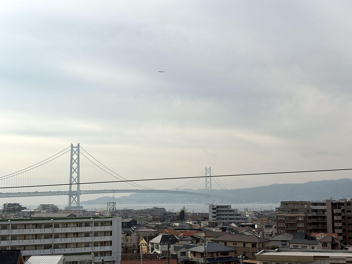 神戸市垂水区西舞子の売買物件/ズバッと眺望（実際の方がインパクトあります）、飛行機も飛んでいました。